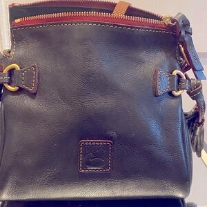 DOONEY & BURKE Mini Crossbody… perfect for on the go !🎁